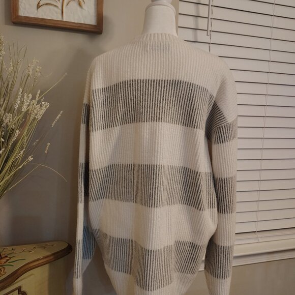 Hollister  - White & Grey - Long Sleeve Sweater - Medium - Picture 2 of 5